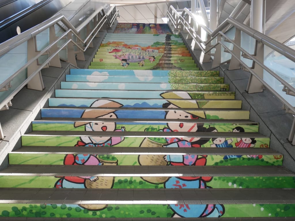 狭山市駅の階段アート「狭山茶」