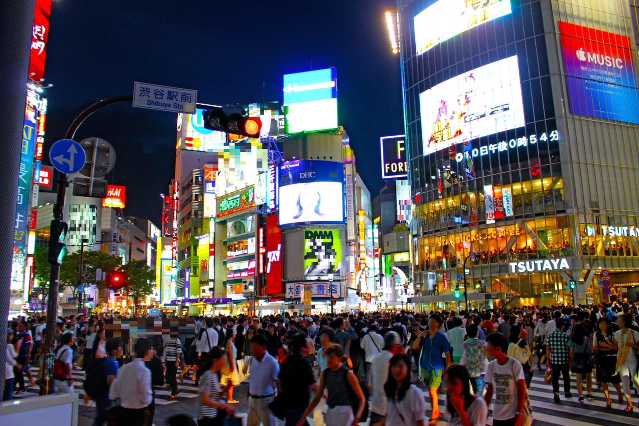 夜の渋谷のスクランブル交差点