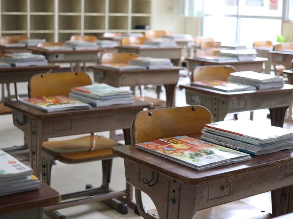 休校中の小学校の教室