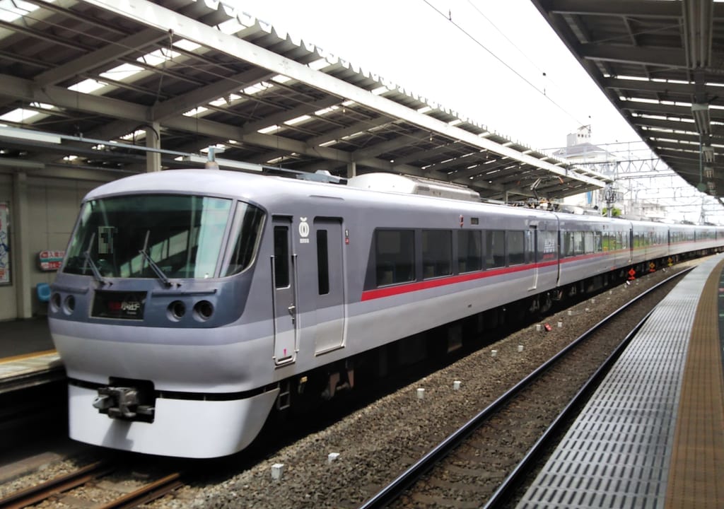 西武新宿線狭山市駅を発車する特急レッドアロー号（小江戸号）