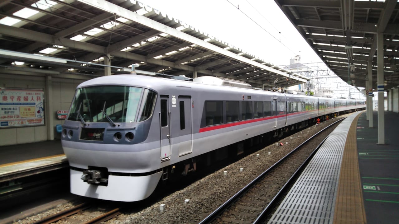 西武新宿線狭山市駅を発車する特急レッドアロー号（小江戸号）