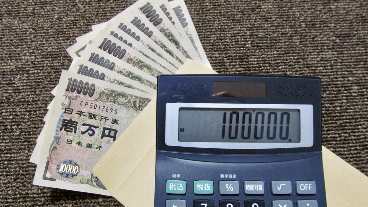 10万円と「100000」と表示された電卓