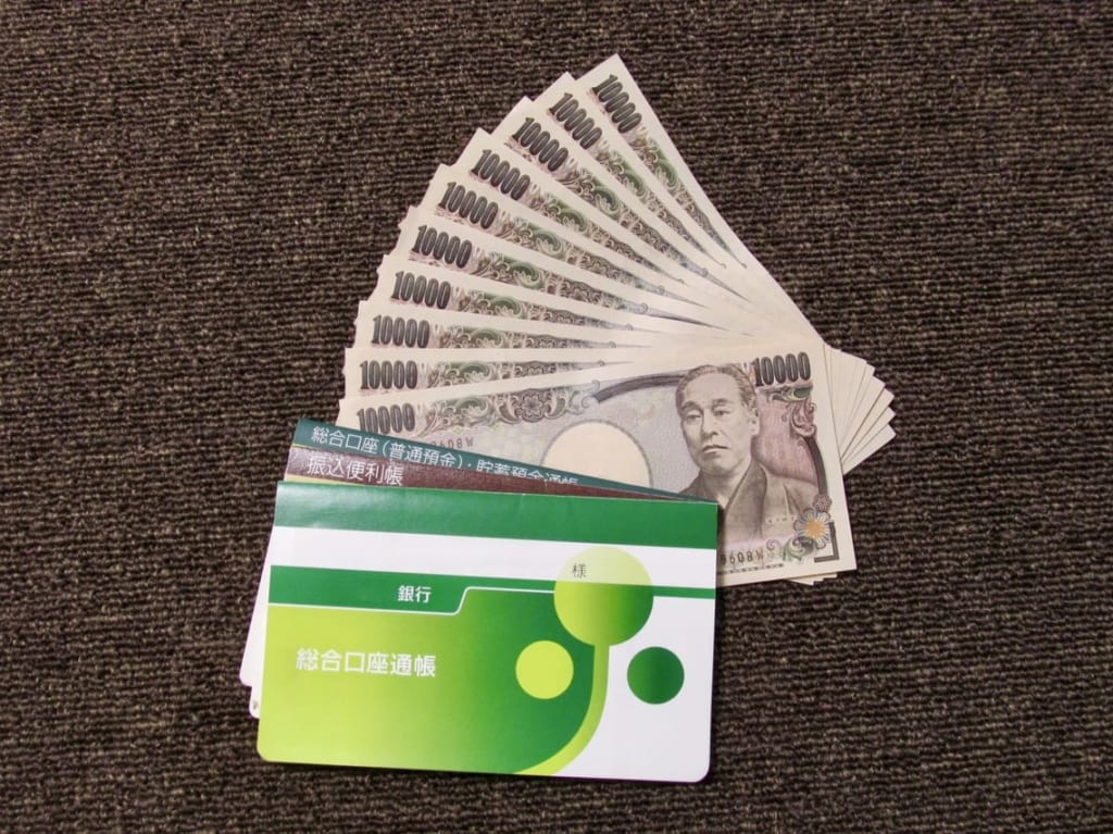 複数の銀行通帳と10万円分の紙幣