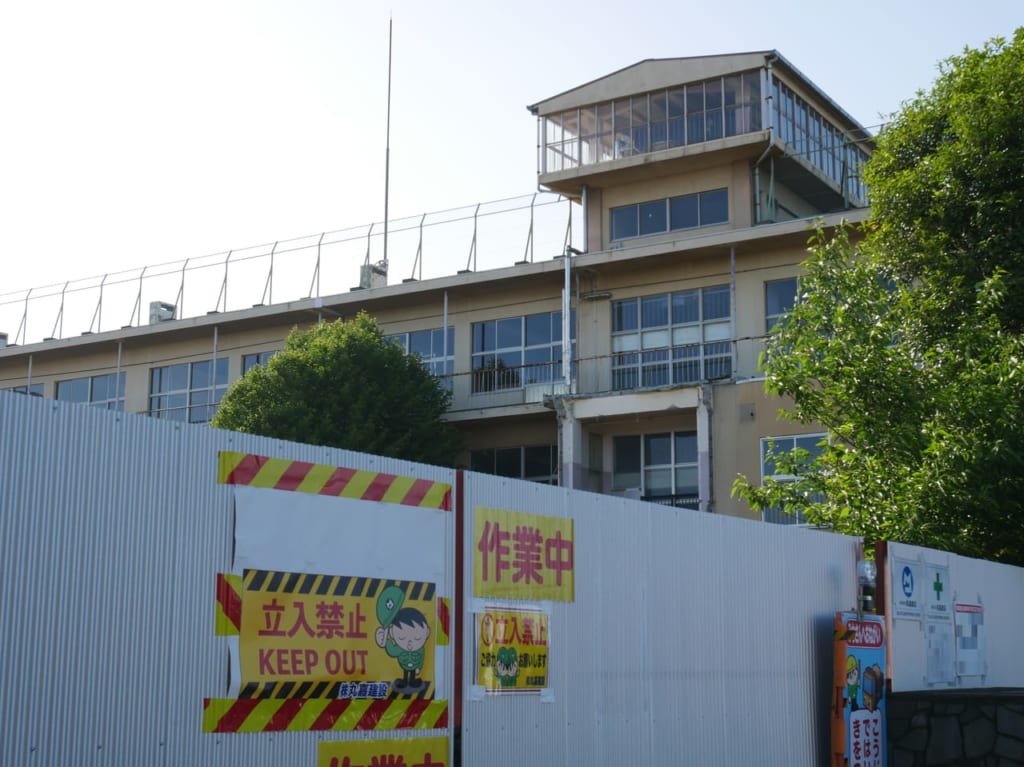 解体工事中の狭山市立東中学校の校舎