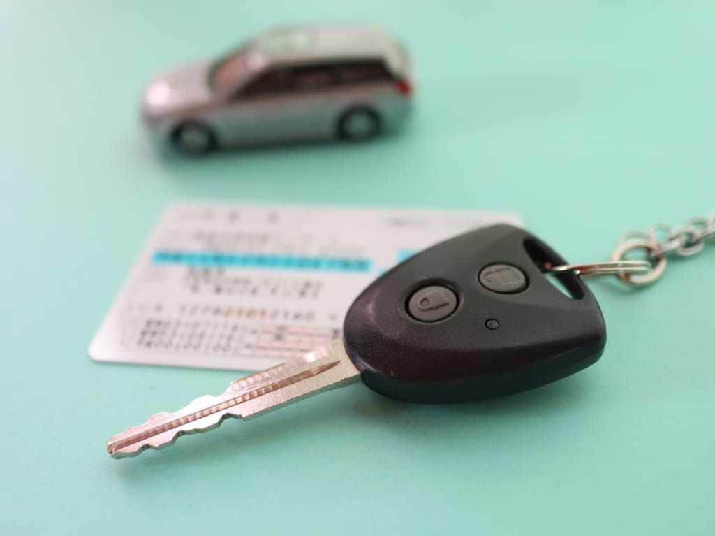 運転免許証と車の鍵