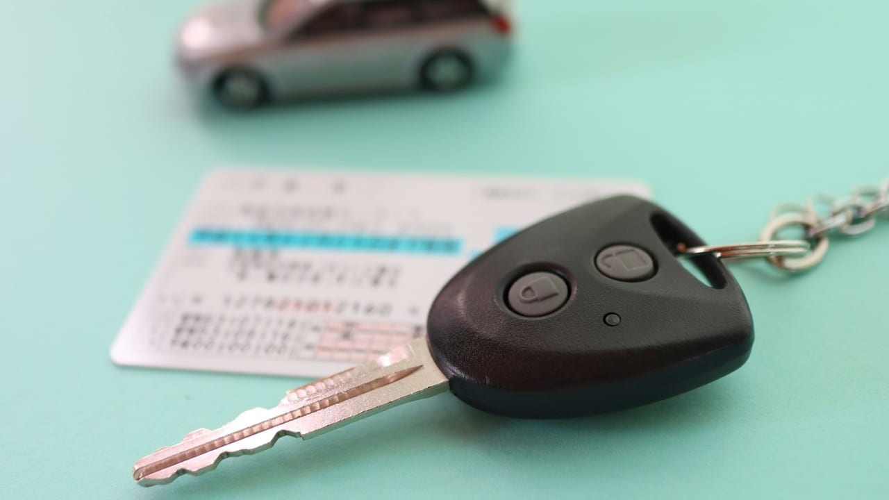 運転免許証と車の鍵