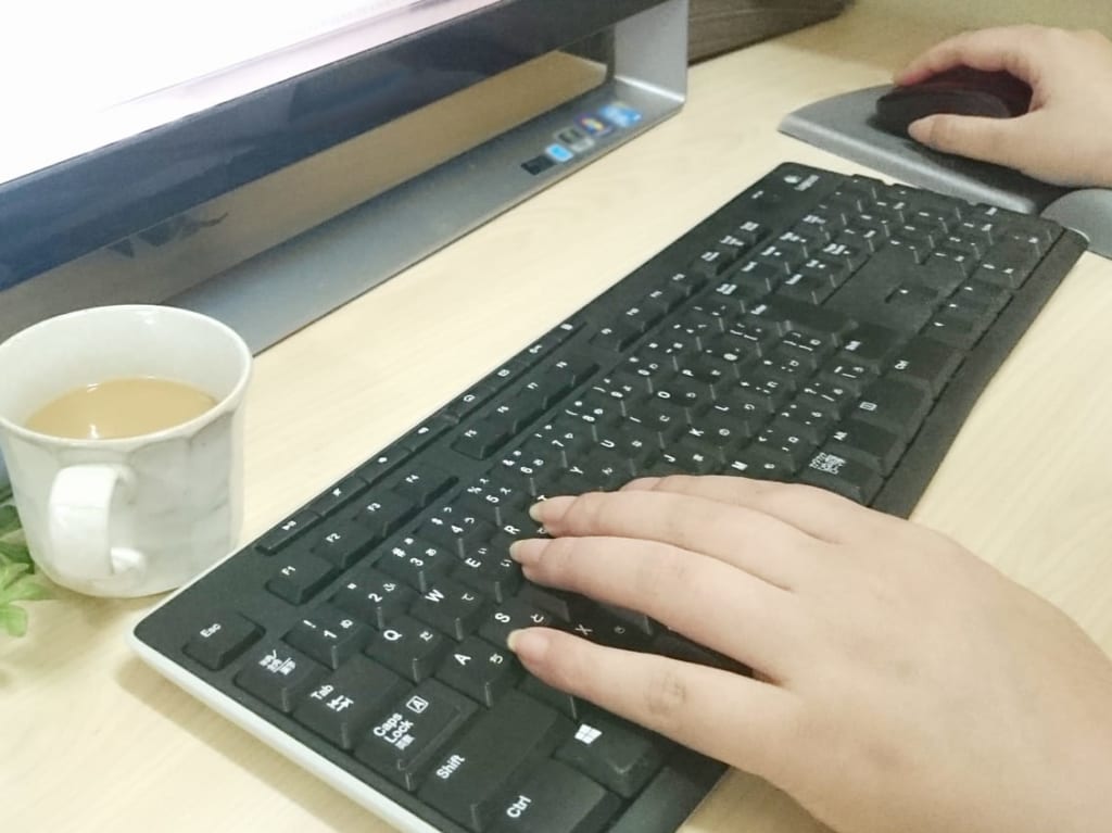 パソコンのキーボードを操作する人の手