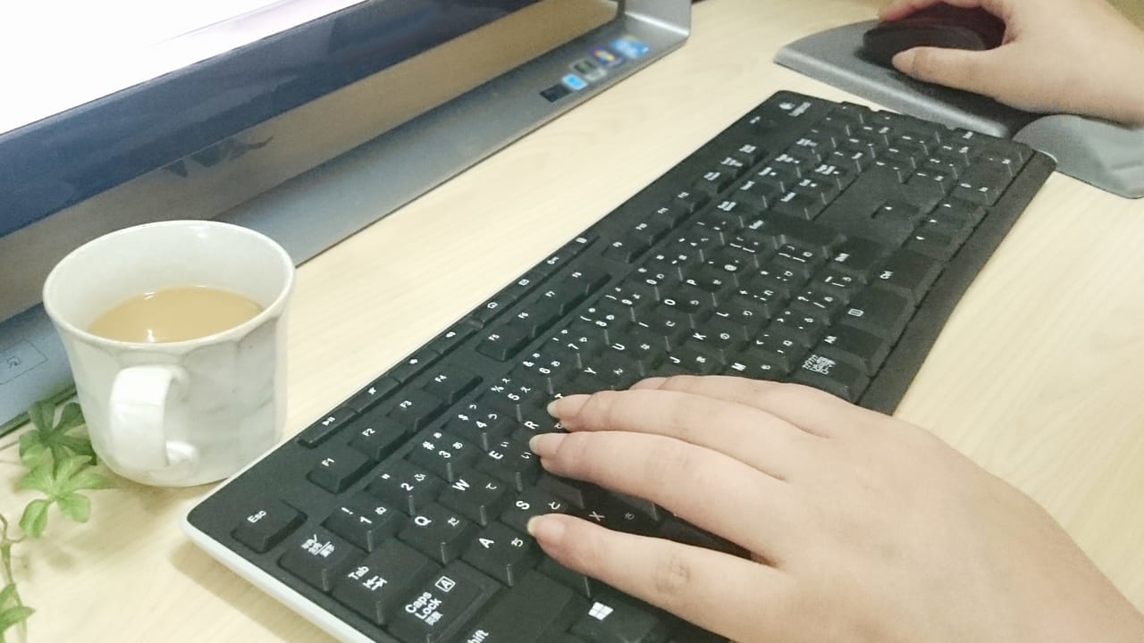 パソコンのキーボードを操作する人の手