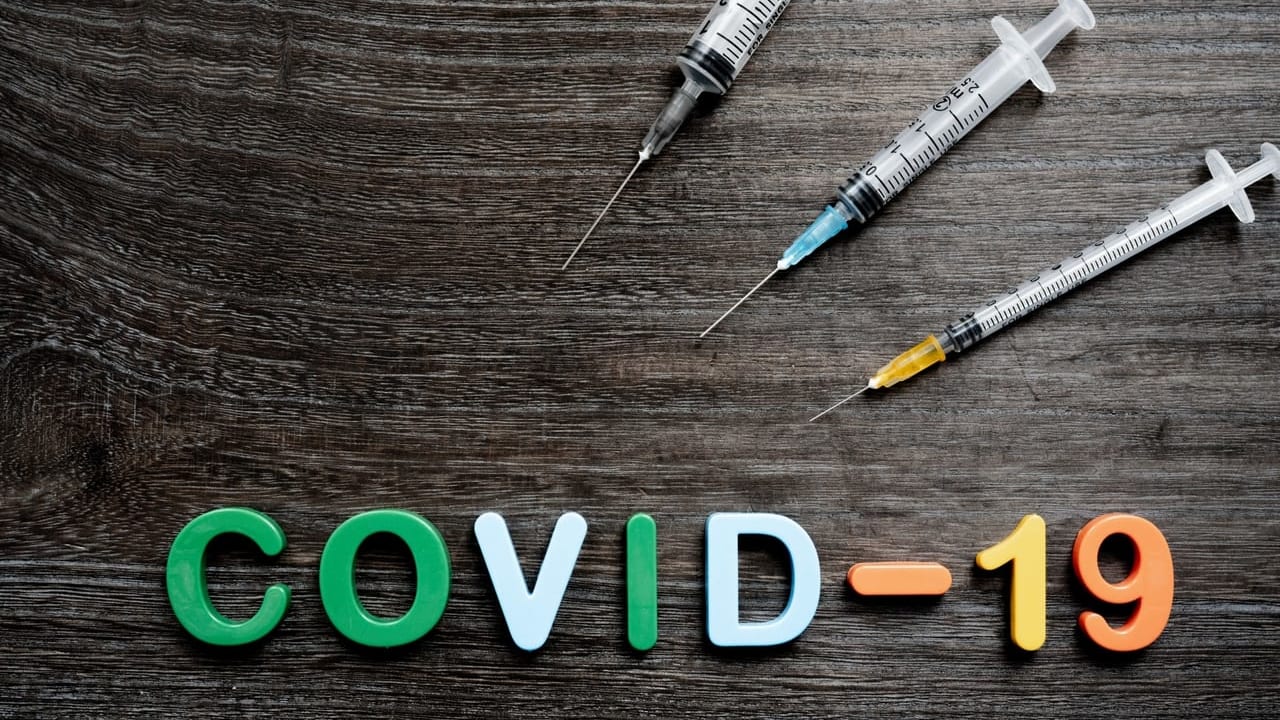 「COVID-19」の文字と3本の注射器