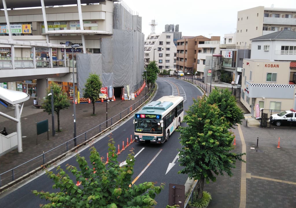 狭山市駅付近を走る西武バス