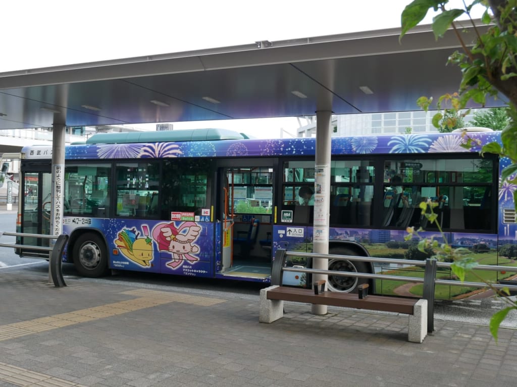 狭山市駅西口ロータリーに停まる西武バスの車両