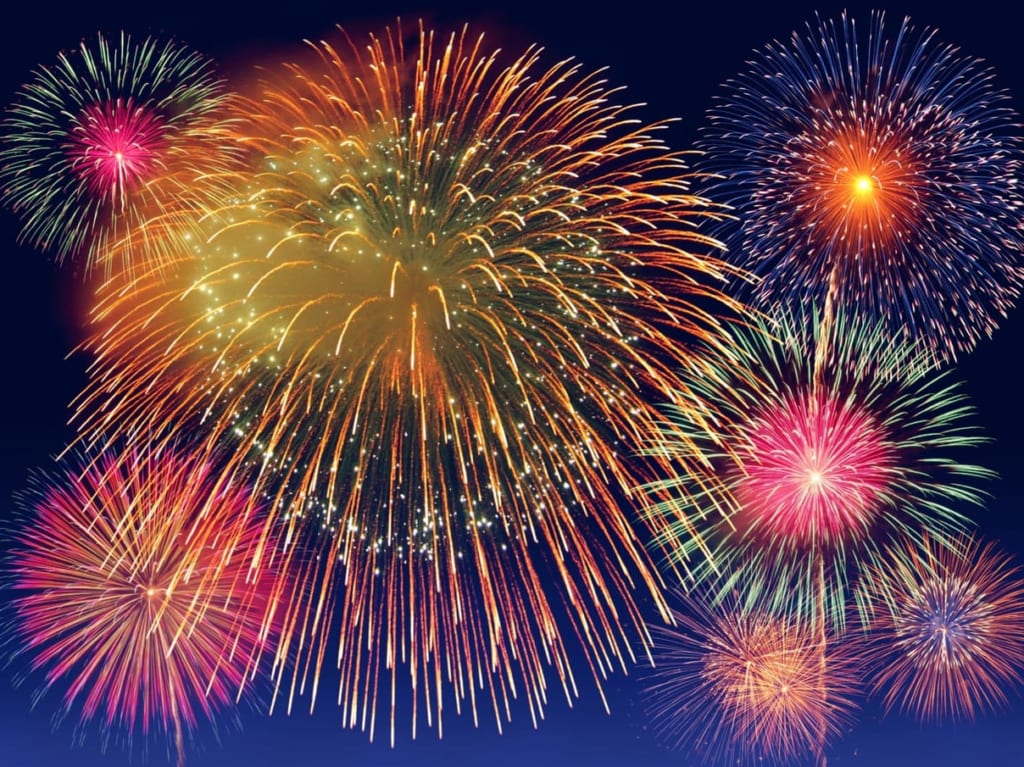 夜空に打ち上げられた花火