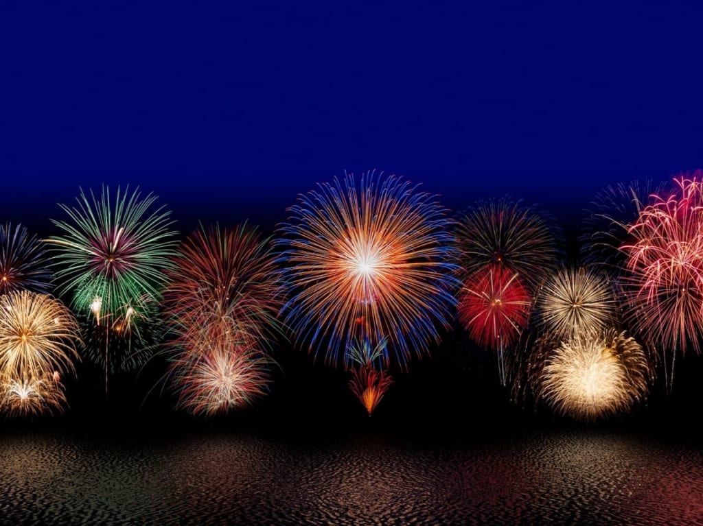 夜空に輝く打ち上げ花火