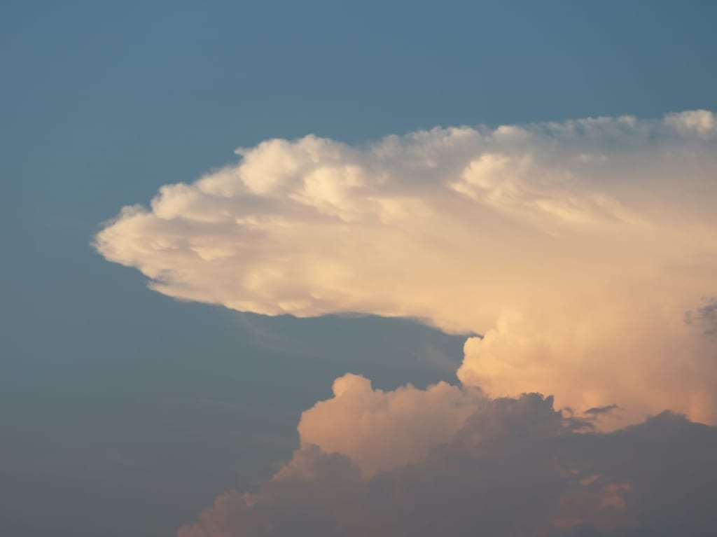 夕暮れの空に浮かぶかなとこ雲