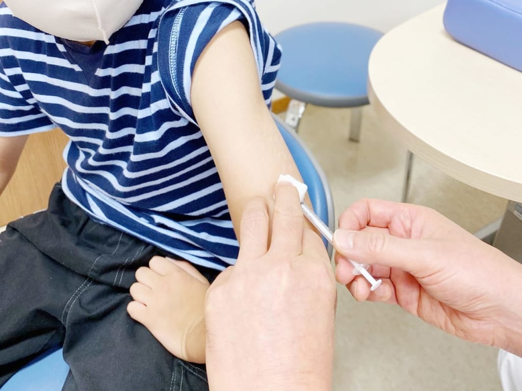 予防接種を受ける子ども。