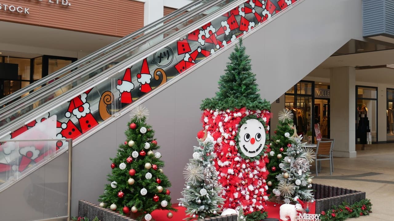 クリスマスのオブジェが飾り付けられた三井アウトレットパーク入間