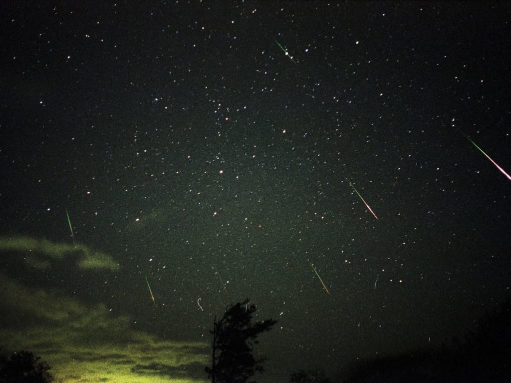 夜空を流れる無数のしし座流星群