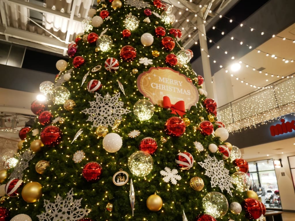 三井アウトレットパーク入間の8メートルの巨大クリスマスツリー