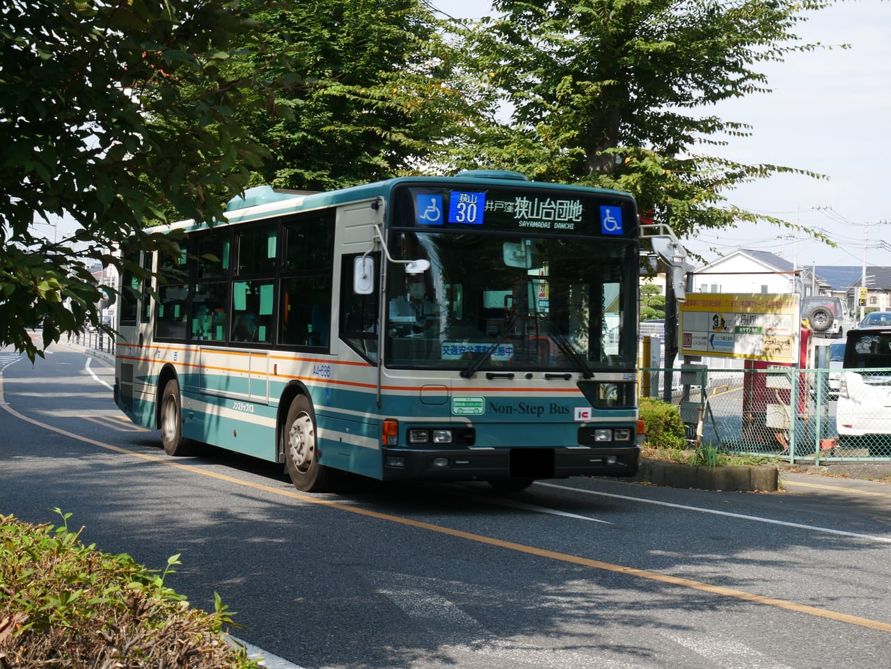 狭山市駅付近を走行する西武バス