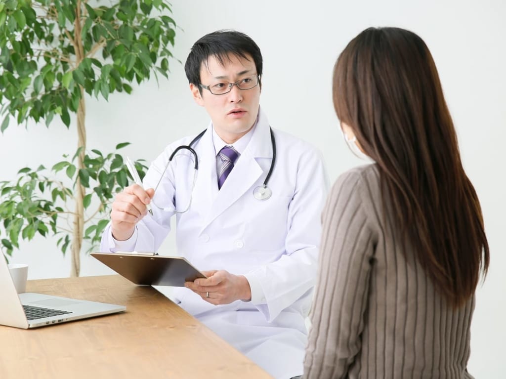 患者の問診を行う医師