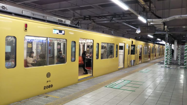 所沢駅のホームに停車する池袋行きの電車