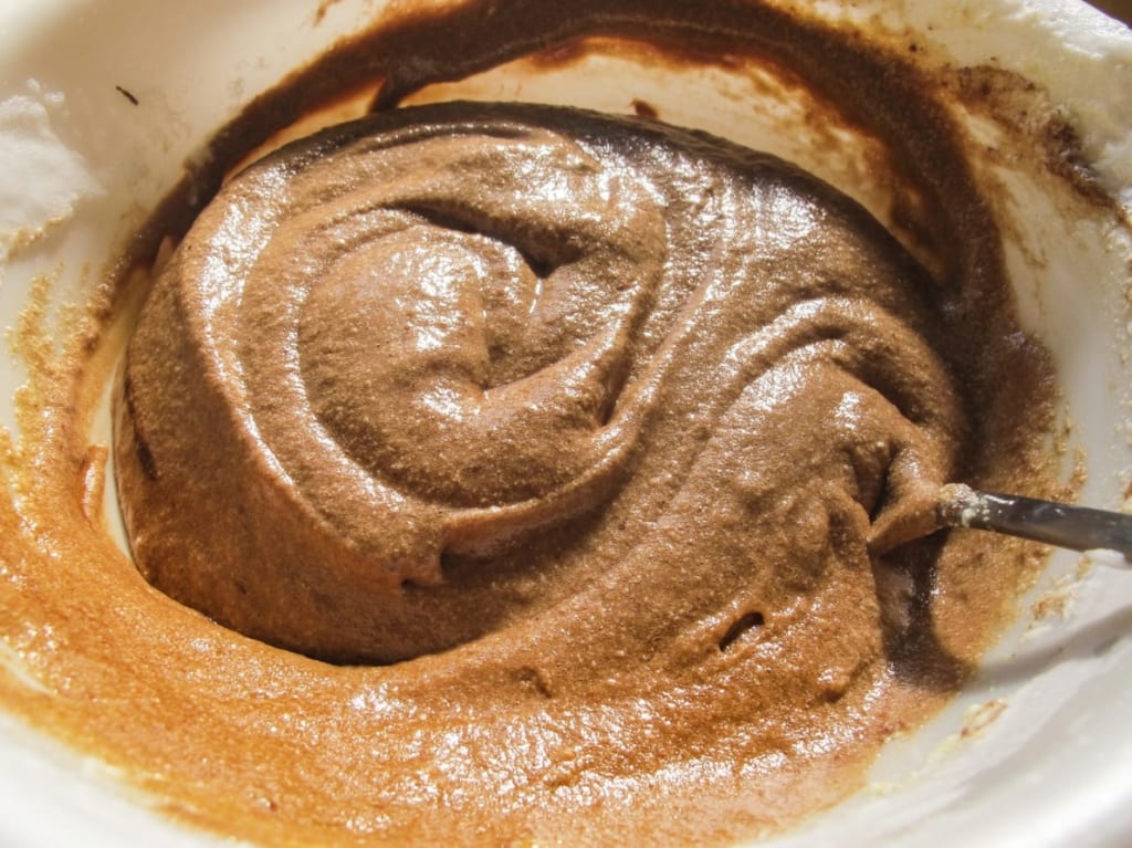 チョコレートケーキの材料を混ぜる