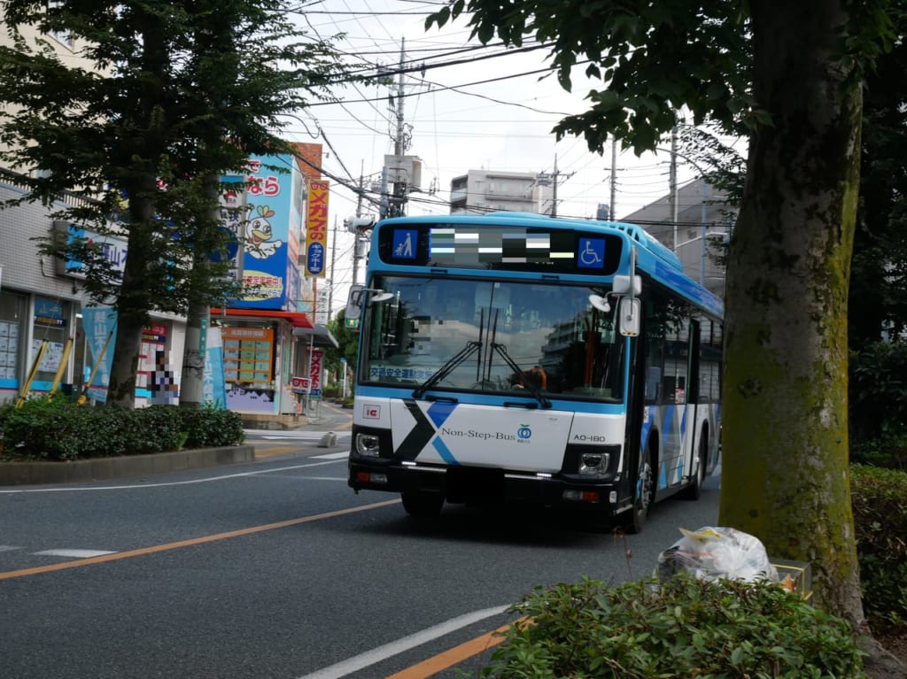 狭山市駅付近を走行する西武バス