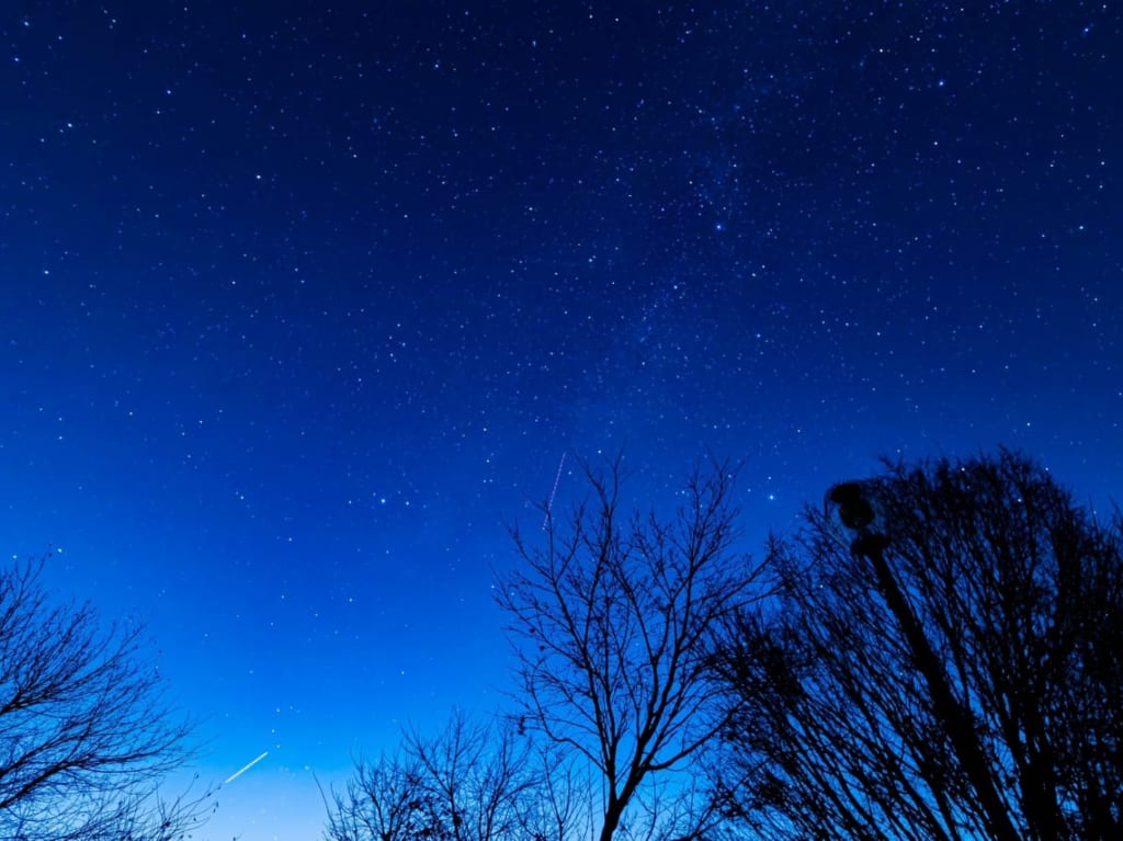 流れ星の流れる夜空