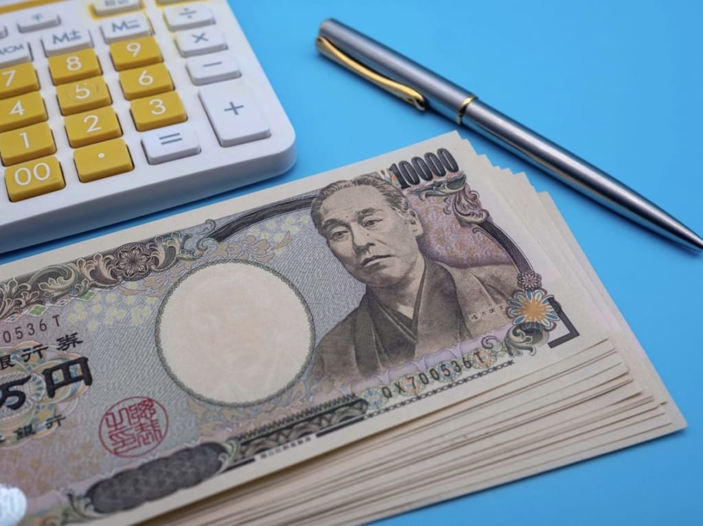 一万円札と電卓とペン