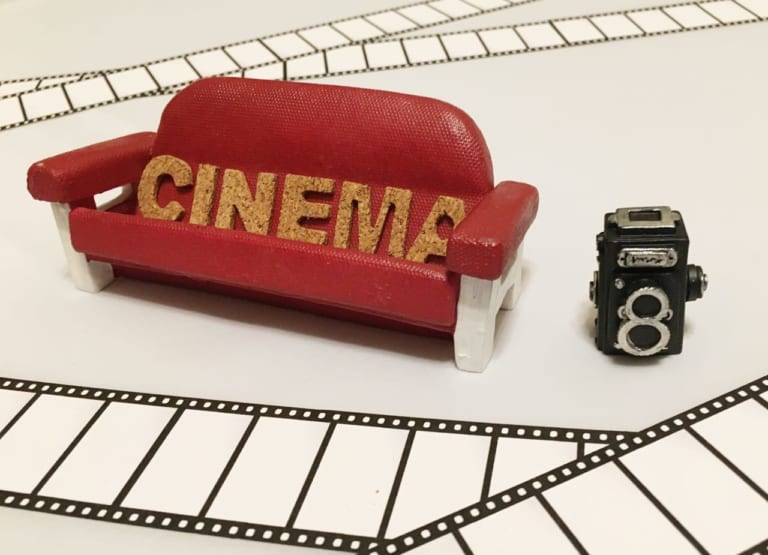 「CINEMA」と書かれたソファーと映像フィルム