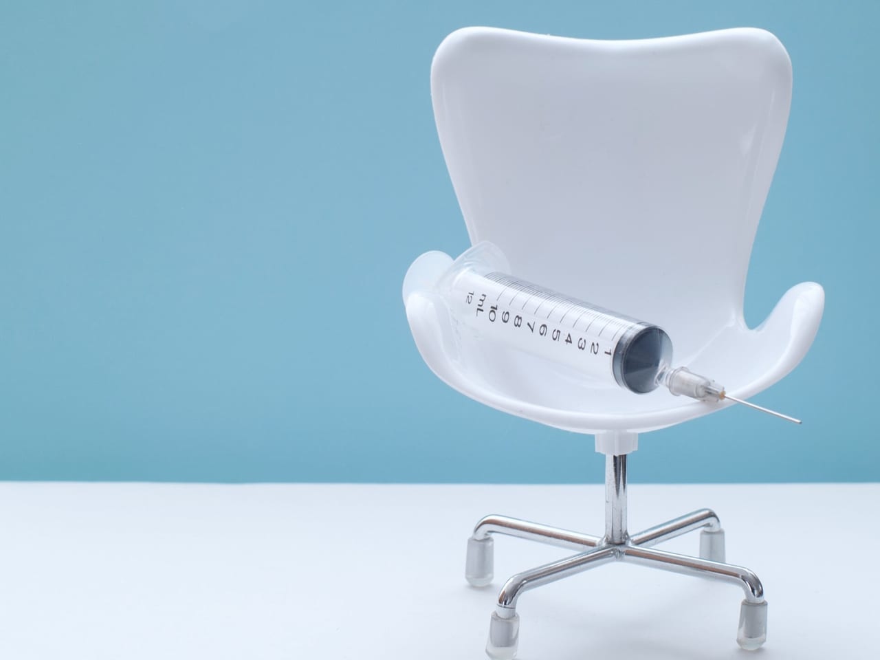 白い椅子の上に置かれた注射器