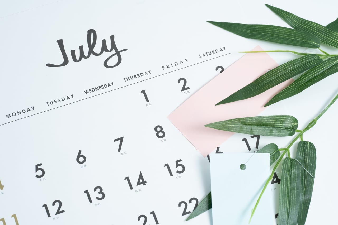 7月のカレンダーと笹の葉