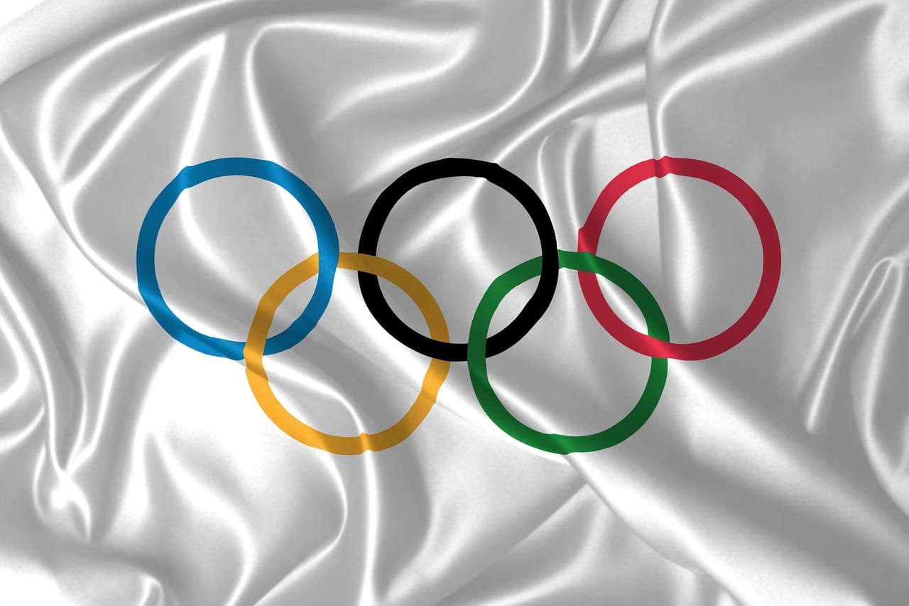 オリンピックシンボルが描かれた旗