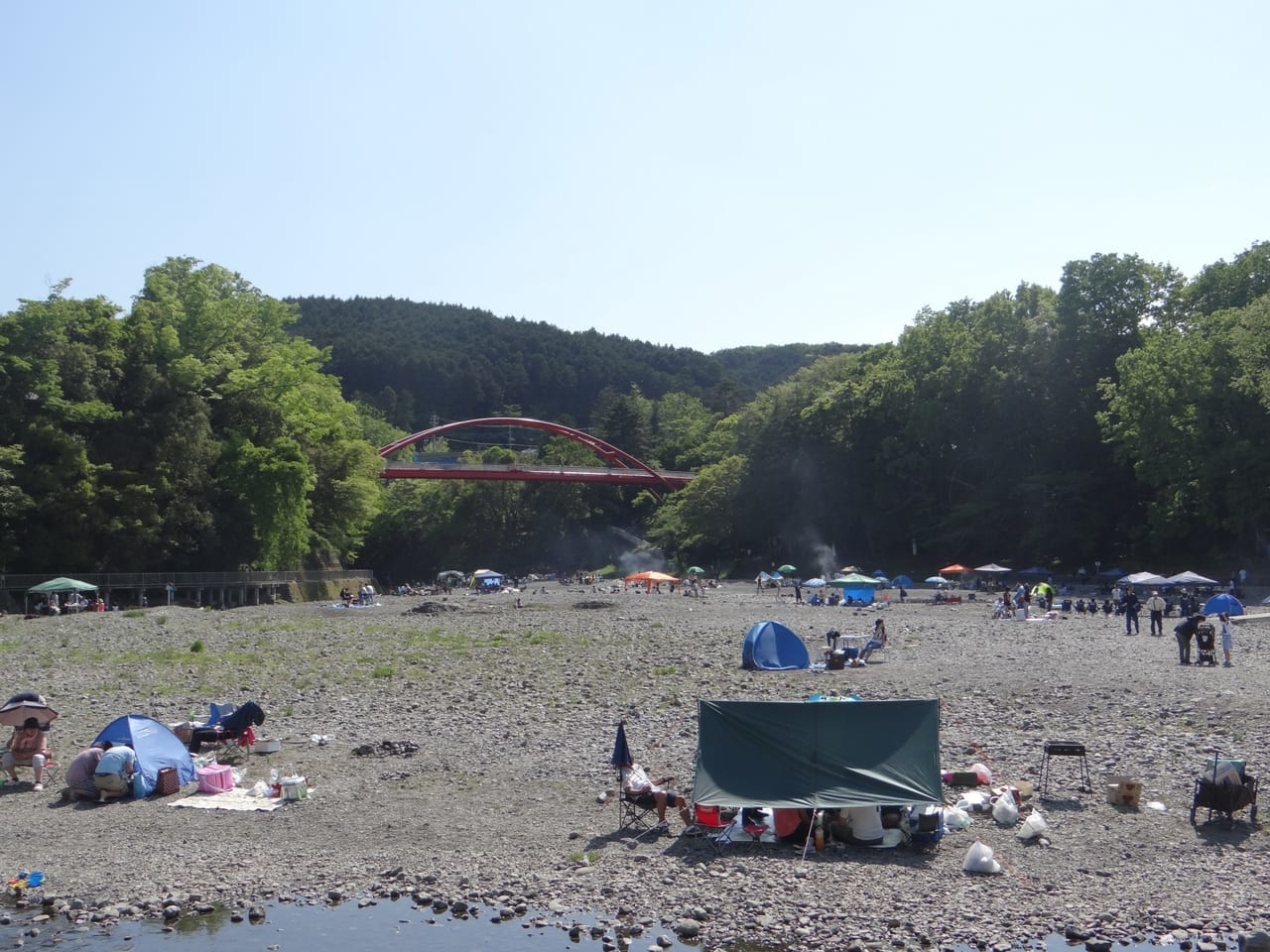 飯能河原でキャンプを楽しむ人々