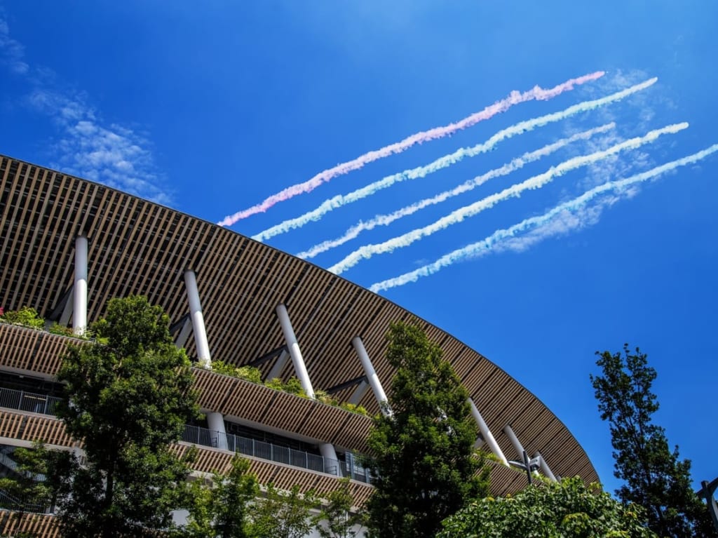 国立競技場とブルーインパルスの5色のスモーク