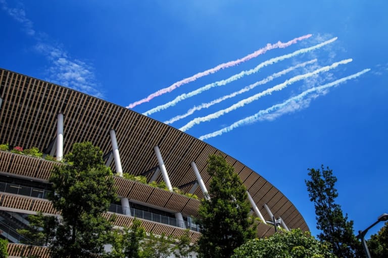 国立競技場とブルーインパルスの5色のスモーク