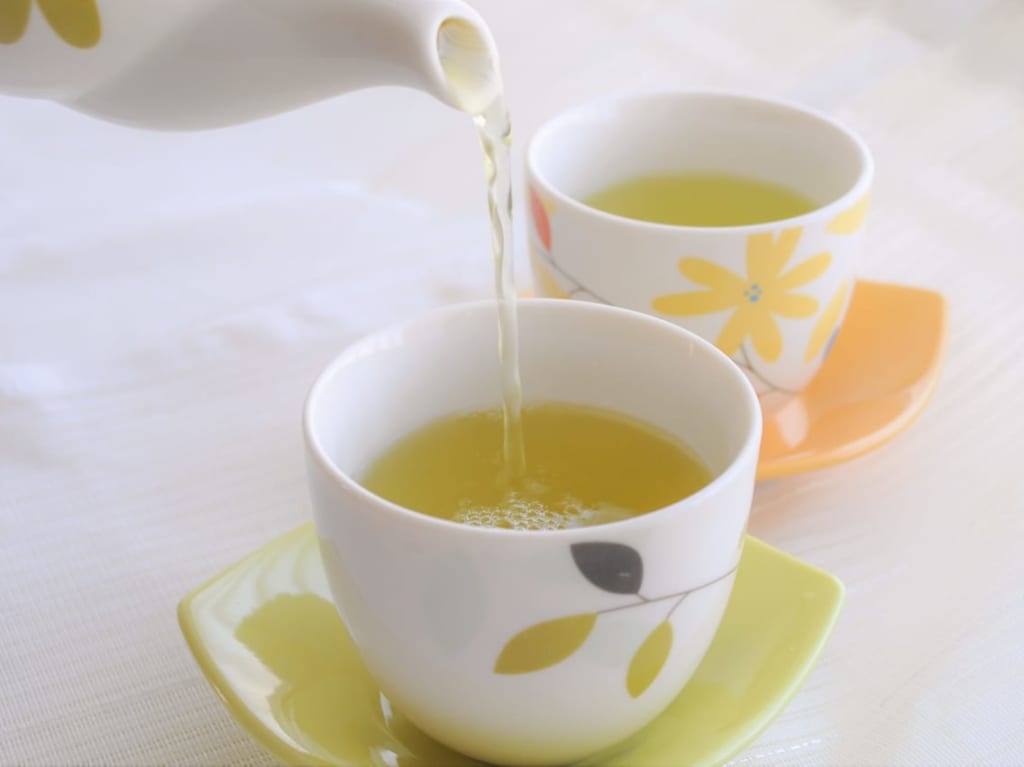 湯呑に注がれる緑茶