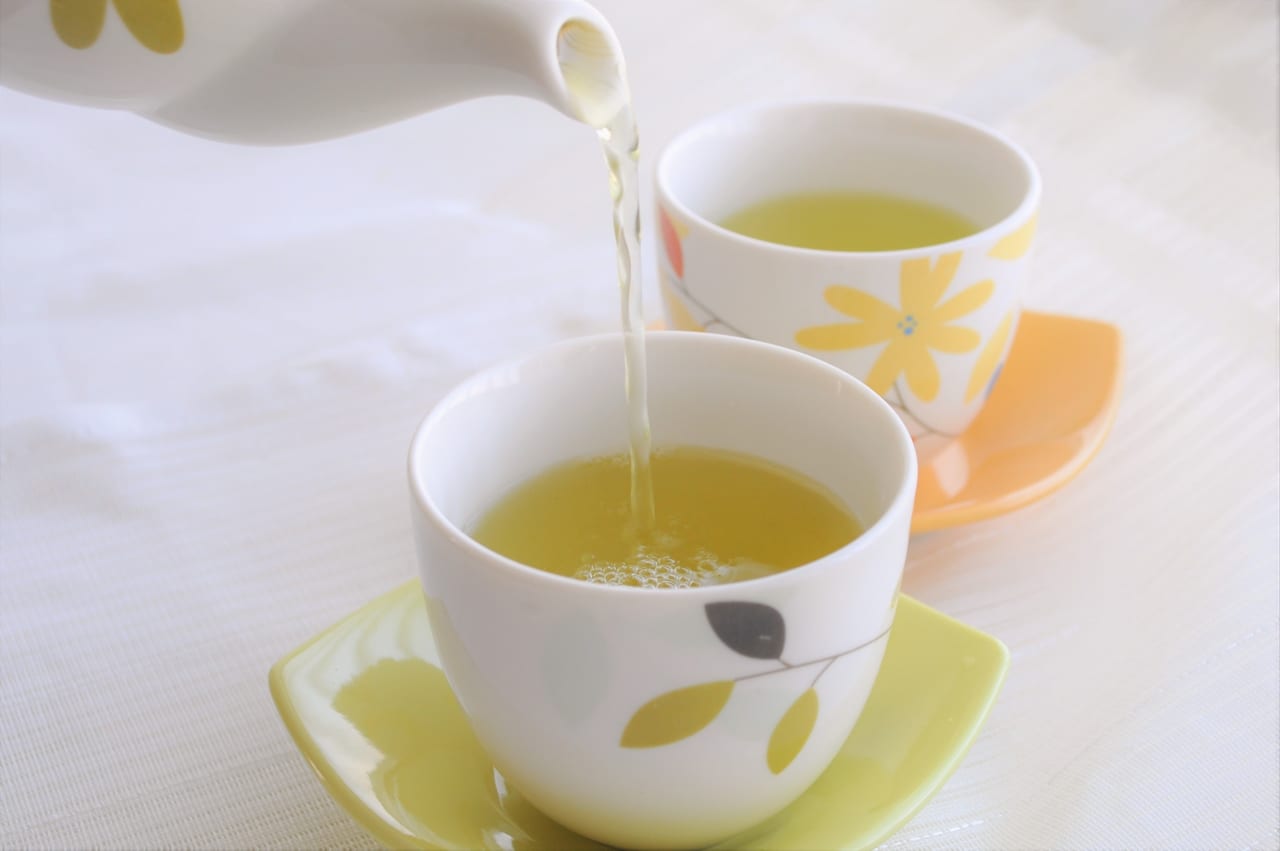 湯呑に注がれる緑茶