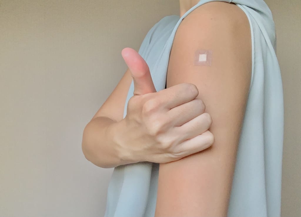 ワクチン接種後の女性の腕